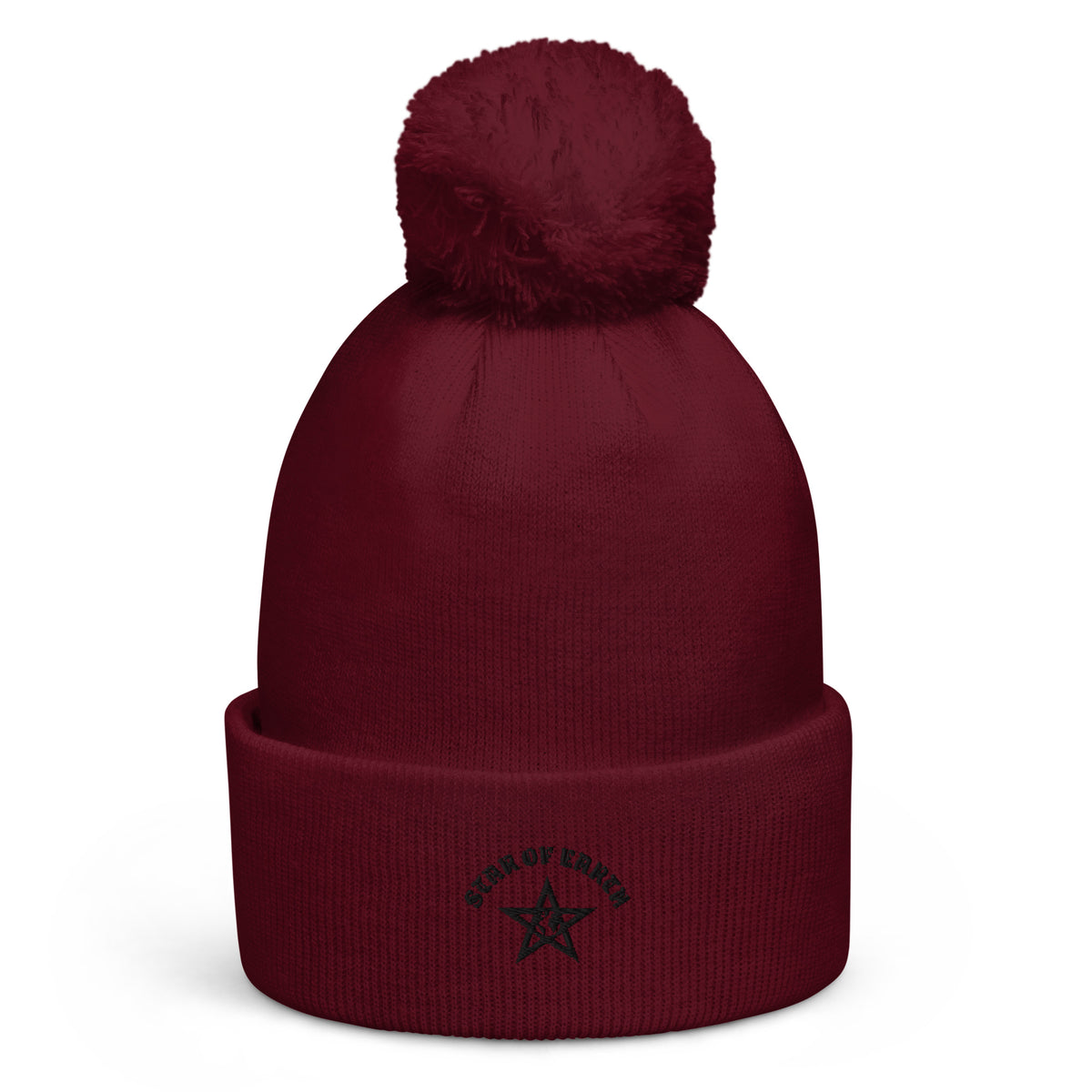 Pom pom beanie in bordeaux met een grote pompon en zwarte opdruk voor extra stijl en warmte.