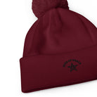 Pom pom beanie in bordeaux met een zachte pompon bovenop en zwart logo