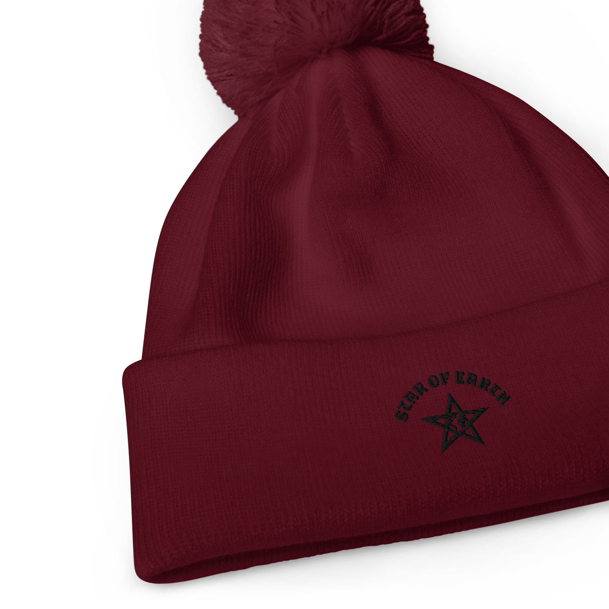 Pom pom beanie in bordeaux met een zachte pompon bovenop en zwart logo