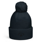 Pom pom beanie in donkerblauw met een zachte pompoms bovenop, perfect voor koude herfst- en winterdagen.