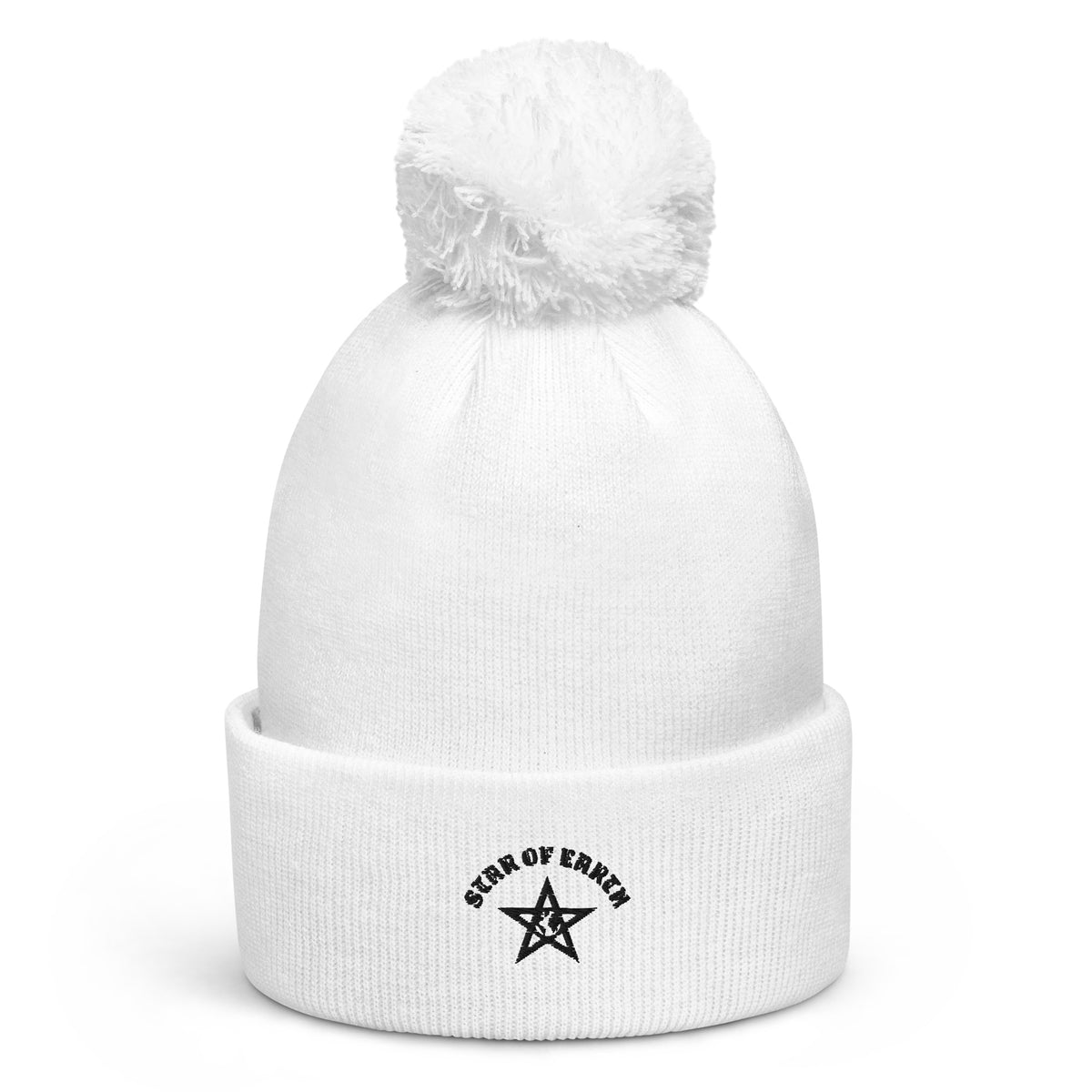 Pom pom beanie in wit met een fluffy pompon en zwarte sterrenlogo, perfect voor de winter.